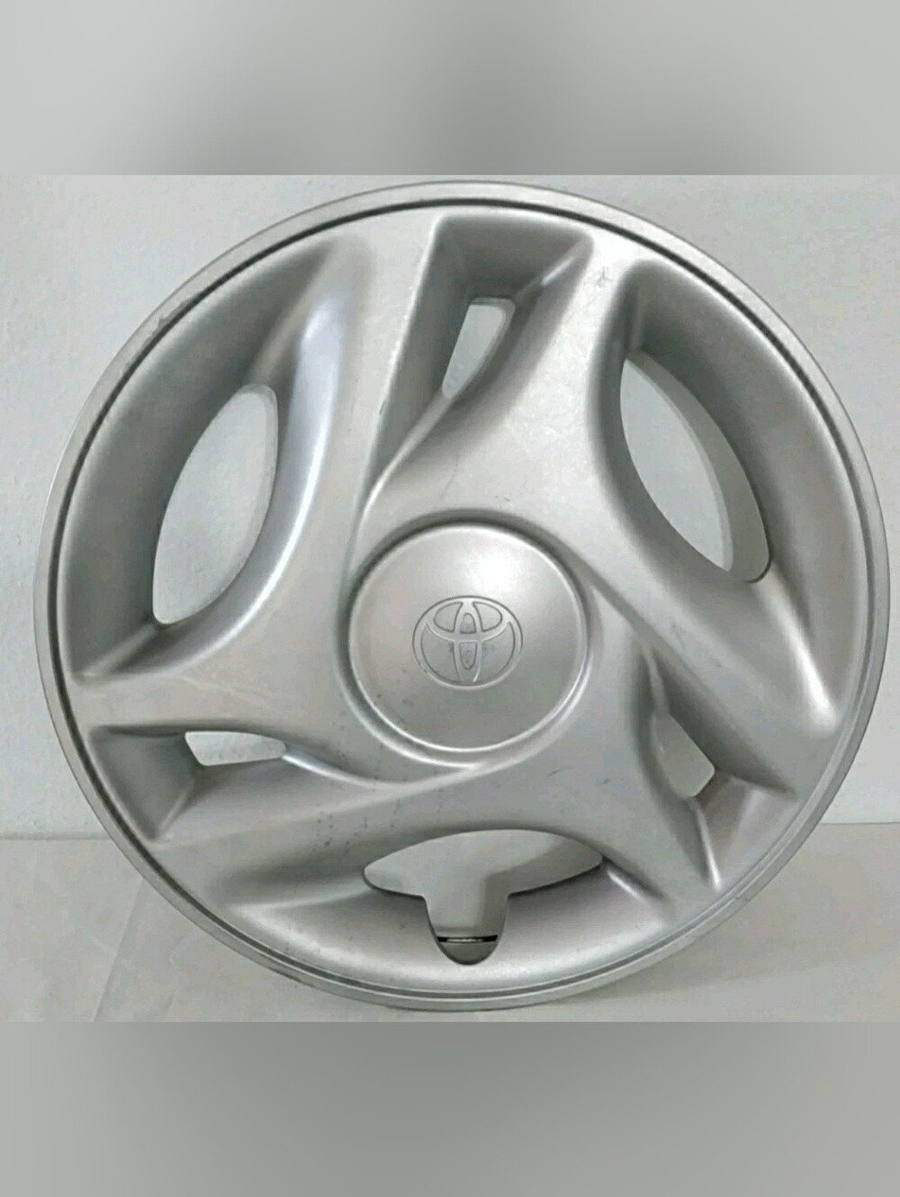 2000-2006 Toyota Tundra # 61108 16" Hubcap/ Part# 42621-AF010 -(Broken Tabs)-